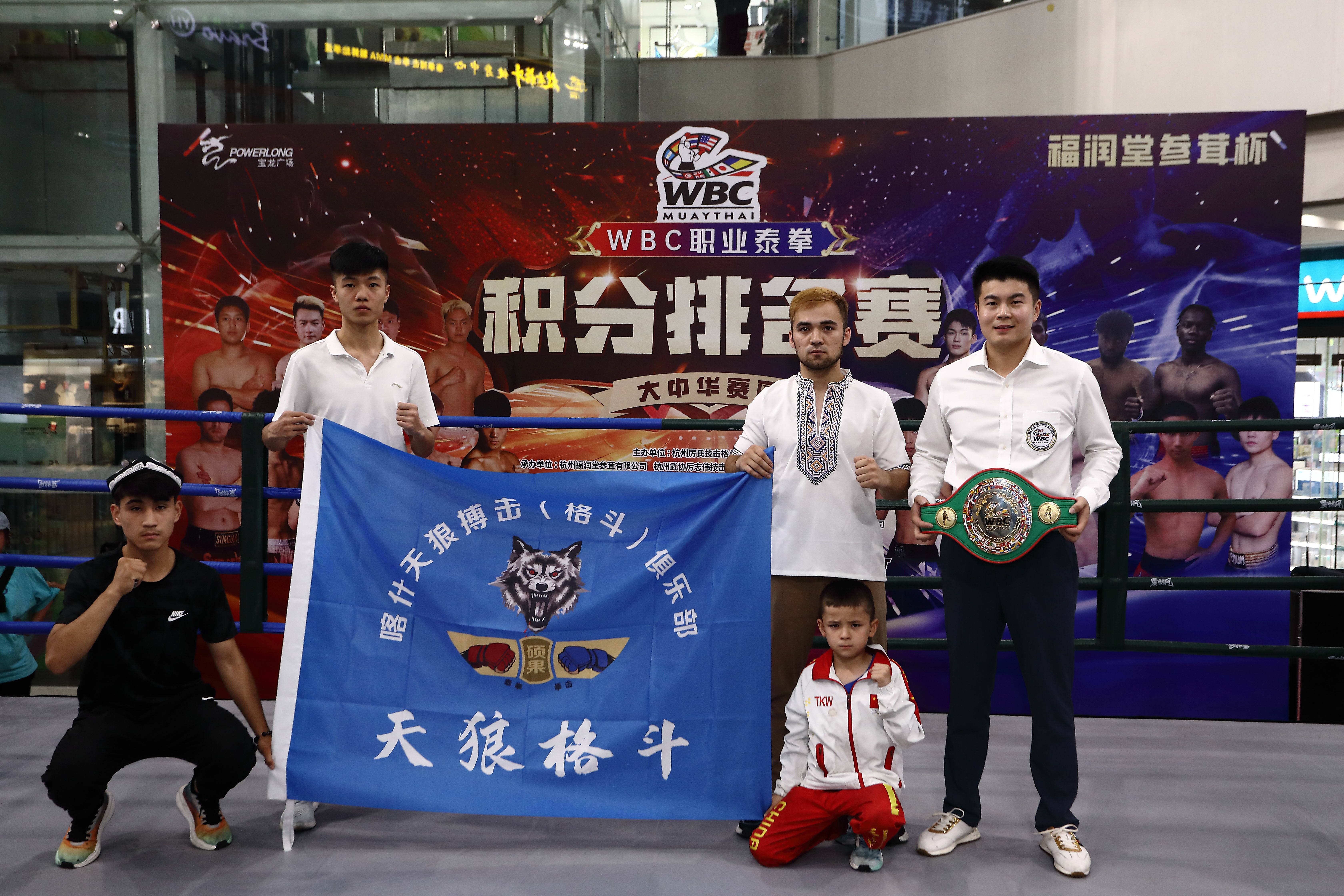 拳击擂台上白热化,选手比拼技艺决胜负 拳击擂台上白热化,选手比拼技艺决胜负