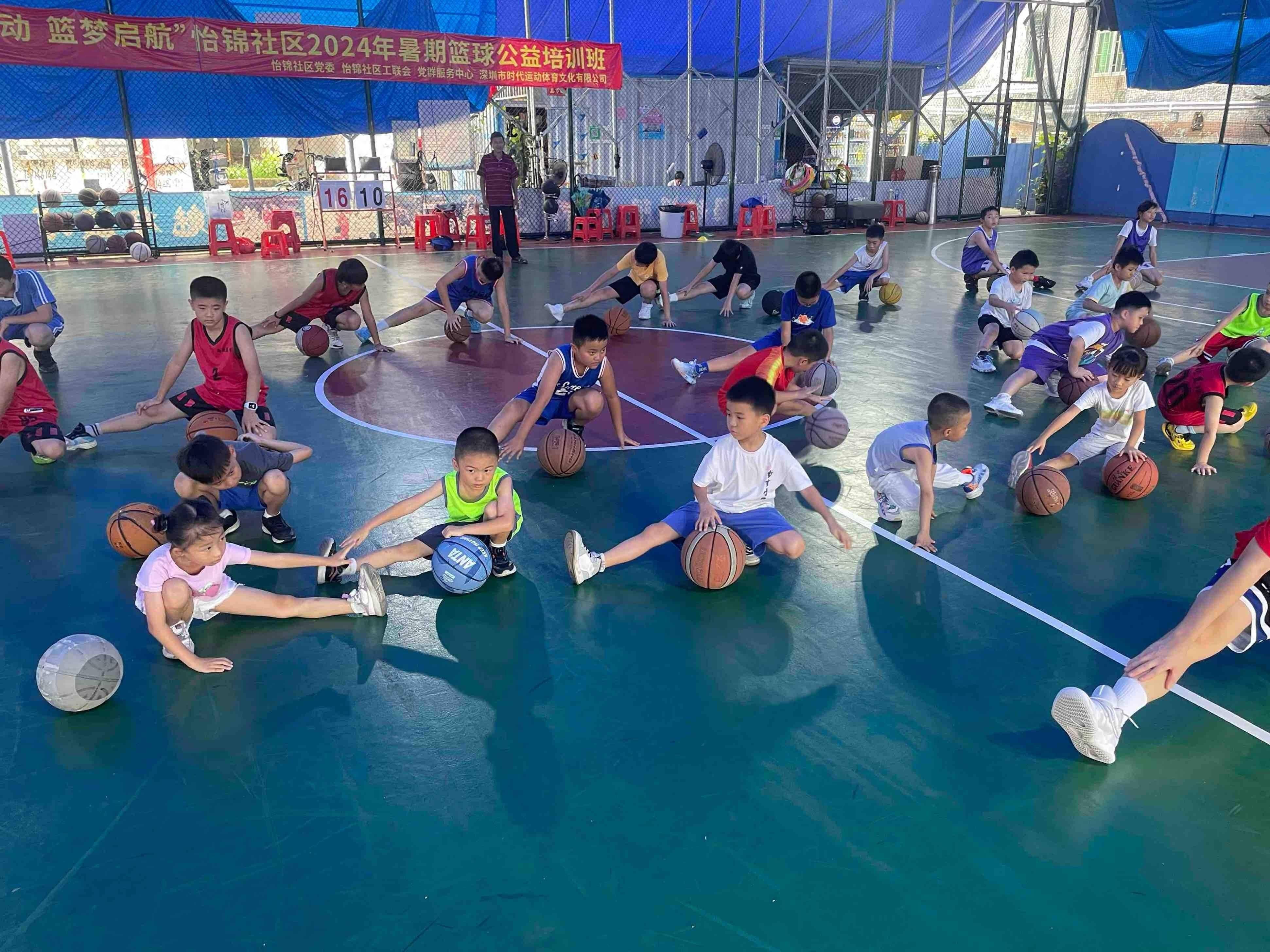 队员交流国际篮球经验，相互学习